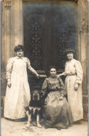 CP Carte Photo D'époque Photographie Vintage Jeune Femme Trio Groupe Chien  - Unclassified
