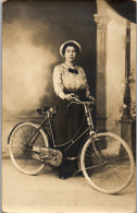 CP Carte Photo D'époque Photographie Vintage Marie Renault Vélo Bicyclette Femme - Unclassified