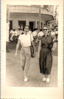 CP Carte Photo D'époque Photographie Vintage Vietnam Saïgon Marche Rue Mode - Zonder Classificatie