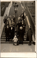 CP Carte Photo D'époque Photographie Vintage Groupe Montmartre Paris Escalier - Couples