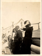 Photographie Photo Vintage Snapshot Anonyme Bateau Pont Mode Jeune Femme Trio - Schiffe