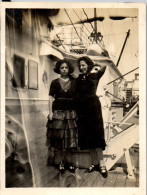 Photographie Photo Vintage Snapshot Anonyme Bateau Pont Mode Jeune Femme étrange - Boats