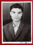 Portrait D'un Beau Jeune Homme Sud-asiatique (écrit En Hindi), Photomaton, Photobooth / Asie Du Sud - Anonyme Personen