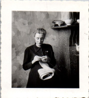 Photographie Photo Vintage Snapshot Anonyme Jeune Femme Tricot Tricoteuse  - Anonyme Personen