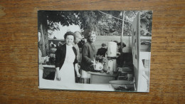 Les Abrets Où Environs : Isère , (années 50-60) Mesdames Avec Super Cafetière ( Photo 18 X 13 Cm ) - Lieux