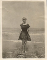 Photographie Photo Vintage Snapshot Anonyme Jeune Femme Mode Plage - Other & Unclassified