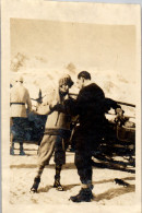 Photographie Photo Vintage Snapshot Anonyme Couple Montagne Hiver Mode - Other & Unclassified