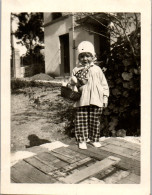 Photographie Photo Vintage Snapshot Anonyme Enfant Mode  - Personnes Anonymes