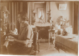 Snapshot D'une Femme Jouant Du Piano Dans Un Intérieur Bourgeois, Vers 1920 - Oud (voor 1900)