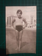 PHOTOGRAPHIE ANCIENNE ORIGINALE. Petite Fille Sur La Plage Portant Un Maillot De Bain Deux Pièces. Image En Noir Et Blan - Anonyme Personen