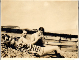 Photographie Photo Vintage Snapshot Anonyme Trio Plage Maillot De Bain Mode - Lieux