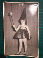 PHOTOGRAPHIE ANCIENNE ORIGINALE. Petite Fille Habillée En Magicien (sorcière) Prête à Aller à Une Fête D'anniversaire. I - Anonyme Personen