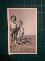 PHOTOGRAPHIE ANCIENNE ORIGINALE.  Deux Petites Filles Sur La Plage En Maillot De Bain Une Pièce. Image En Noir Et Blanc - Anonieme Personen
