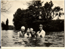 Photographie Photo Vintage Snapshot Anonyme Maillot De Bain Mode Bonnet Amis  - Autres & Non Classés