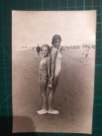 PHOTOGRAPHIE ANCIENNE ORIGINALE.  Deux Sœurs Sur La Plage, Dos à Dos. Image En Noir Et Blanc - Anonieme Personen