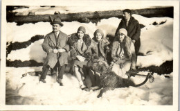 Photographie Photo Vintage Snapshot Anonyme Groupe Chien Mode Neige Hiver - Personnes Anonymes