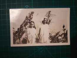 PHOTOGRAPHIE ANCIENNE ORIGINALE.  Deux Sœurs En Robes Blanches Debout Dans Le Jardin De Leur Maison. Image En Noir Et Bl - Personnes Anonymes