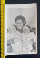 #21   Anonymous Persons - Woman Femme With Two Babys - Anonyme Personen