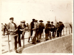 Photographie Photo Vintage Snapshot Anonyme Bretagne Pêche Pêcheur  - Professions