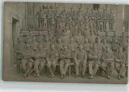 39872231 - Eine Grosse Gruppe Landser In Uniform Auf Der Treppe Der Kaserne Rotes Kreuz - Guerre 1914-18