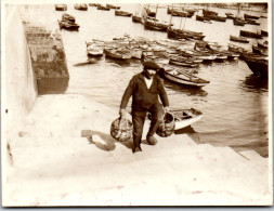 Photographie Photo Vintage Snapshot Anonyme Bretagne Pêche Pêcheur Bateau  - Profesiones