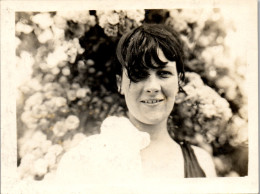 Photographie Photo Vintage Snapshot Anonyme Jeune Femme Sourire - Anonieme Personen