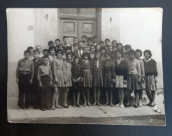 #21 Photo Noir Et Blanc Garçon Fille Photo D’école Photo De Groupe / Boy Girl School Photo Group Photo - Anonieme Personen