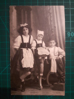 PHOTOGRAPHIE ANCIENNE ORIGINALE.  Trois Hermans Avec Des Vêtements Traditionnels D'époque Et Avec Des Chapeaux Ou Des N - Anonieme Personen