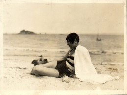 Photographie Photo Vintage Snapshot Anonyme Jeune Femme Chien Drôle Plage Mode - Lieux