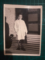 PHOTOGRAPHIE ANCIENNE ORIGINALE. Garçon Avec Une Salopette Blanche Et Sa Mallette Prêt à Aller à L'école. Image En Noir - Anonieme Personen
