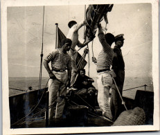 Photographie Photo Vintage Snapshot Anonyme Bateau Marin Marine Voilier Voile - Boten