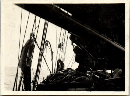 Photographie Photo Vintage Snapshot Anonyme Bateau Marin Marine  Voilier Voile - Boten