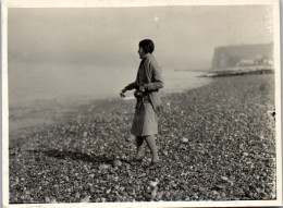 Photographie Photo Vintage Snapshot Anonyme Jeune Femme Mode Plage Galets  - Other & Unclassified