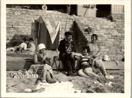 Photographie Photo Vintage Snapshot Anonyme Groupe Mode Plage Sable  - Places