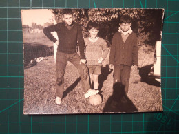 PHOTOGRAPHIE ANCIENNE ORIGINALE. Trois Amis Prêts à Jouer Au Ballon Sur Le Terrain Du Quartier. Image En Noir Et Blanc - Personnes Anonymes