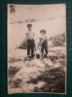 PHOTOGRAPHIE ANCIENNE ORIGINALE.  2 Young Brothers Et Leur Chien Au Bord De La Rivière. Image En Noir Et Blanc - Personnes Anonymes