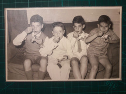 PHOTOGRAPHIE ANCIENNE ORIGINALE.  Quatre Cousins ​​(jeunes Garçons) Mangeant Un Dessert Assis Dans Un Fauteuil Lors Du M - Personnes Anonymes