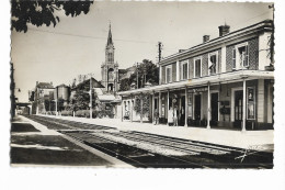 80 - AILLY-sur-NOYE (Somme) - La Gare. Animée, CPSM Ayant Circulé En 1948. BE. Qualité Photo. - Stations Without Trains