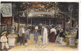 03. VICHY. CPA. COULEUR. " SOURCE DE L'HOPITAL."..ANIMATION . MODE . ELEGANCE.ANNEE 1907 + TEXTE - Vichy