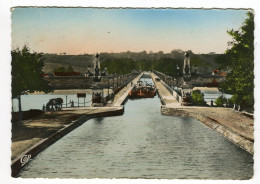 Briare Le Pont Canal Ouvert à La Circulation - Péniche - Briare