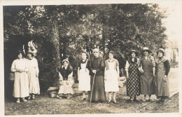 Carte Photo De Groupe Peut Etre Prise Dans Le Jardin Du Restaurant Mauvand A Saint Jean Le Vieux - Photographie