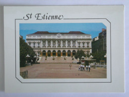 SAINT ETIENNE (42/Loire) - Mairie / Hotel De Ville , Place Avec Passants - Saint Etienne