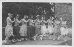 Carte Photo De Groupe Peut Etre Prise Dans Le Jardin Du Restaurant Mouvand A Saint Jean Le Vieux - Photographs