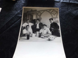 P-952 , Photo , Groupes D'hommes  , Infirmiers Ou Docteurs Se Restaurant, Circa 1950 - Anonyme Personen