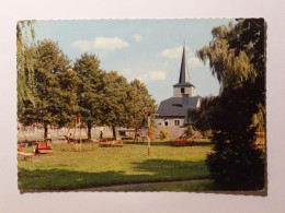 HOTTON (BELGIQUE) - Plaine De Jeux - Balançoire - Eglise En Arrière Plan - Hotton