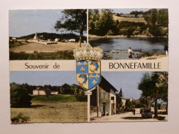 BONNEFAMILLE (38/Isère) - Vue Du Village, Eglise / Cimetière , Voiture Garée , Etang / Pêcheur - BLASON - Other & Unclassified