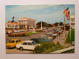 MONTALIVET LES BAINS (33/Gironde) - Voiture / Stationnement Rond-point Fleuri En Bordure Océan - Drapeau Pays & Europe - Altri & Non Classificati