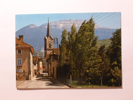 SAINT ETIENNE DE CROSSEY (38/Isère) - Le Bourg La Sure - Eglise - Voiture Dans La Rue - Montagne En Arrière Plan - Altri & Non Classificati