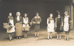 Carte Photo De Groupe Peut Etre Prise Dans Le Jardin Du Restaurant Mouvand A Saint Jean Le Vieux - Photographie