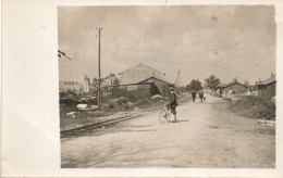 Village à Idendifier Avec Cycliste  Vélo Et Personnage - A Identifier